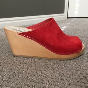 Red Maguba clogs